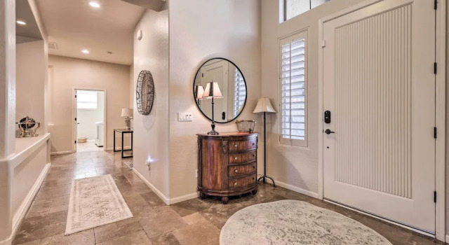 Sun-drenched Home w/ Private Pool in Goodyear, Забронировать Дом для отпуска Гудиер 