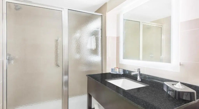 Двухместный люкс Mobility/Hearing Accessible Wingate by Wyndham Niagara Falls