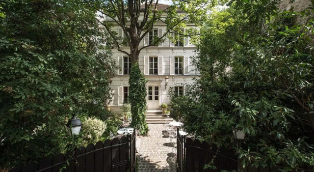 Кровать в общем номере с видом на сад Hôtel Particulier Montmartre