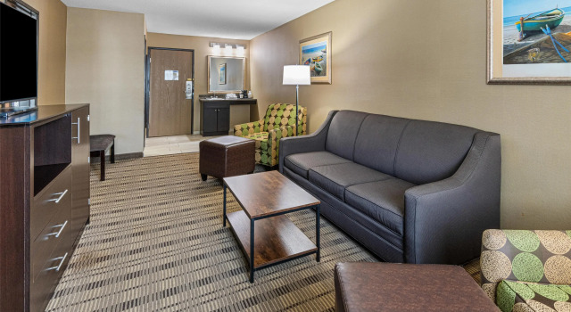 Четырёхместный люкс c 1 комнатой Best Western Providence Warwick Airport Inn