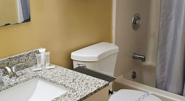 Трёхместный семейный номер Standard с 3 комнатами Budgetel inn & Suites