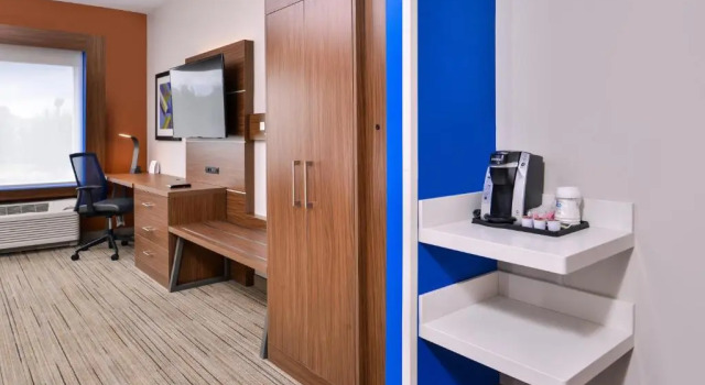 Люкс с 2 комнатами Holiday Inn Express & Suites Farmville by IHG