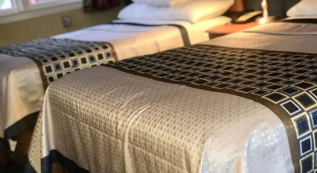 Четырёхместный номер Standard с балконом Swiss Chalets Village Inn