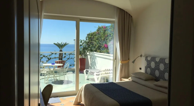 Полулюкс с балконом и с видом на море Hotel Bellevue Suite