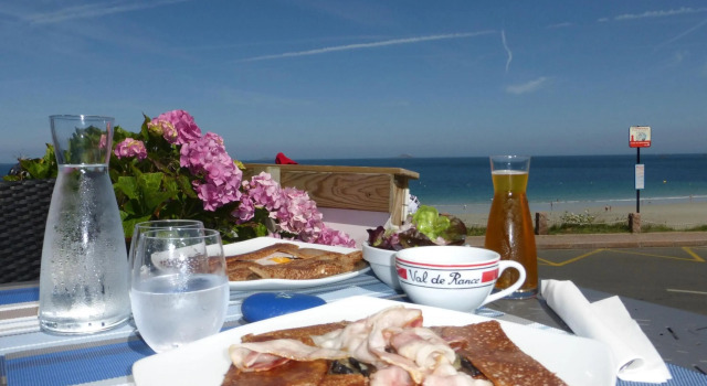 Holiday Home in Plourivo Near Goelo Coast, Rezerwuj Hotel Hotele w Plourivo z parkingiem, Parking