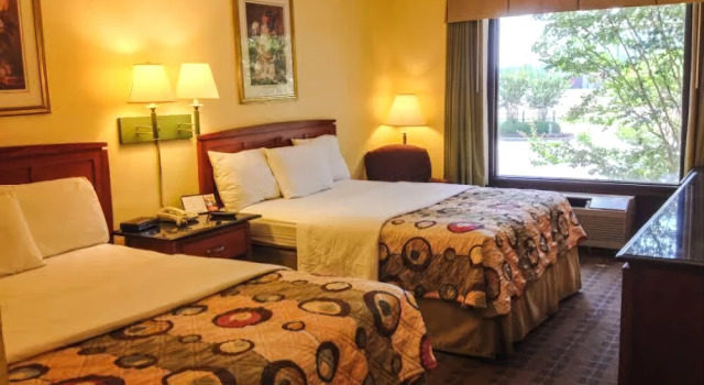 Regency Hotel & Conference Center, Varaa Hotelli Hotellit New England uima-altaalla, Uima-allas