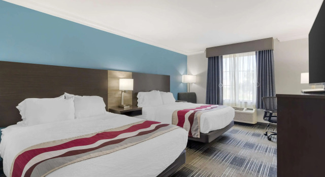 Четырёхместный номер Standard Best Western Medical Center North Inn & Suites Near Six Flags