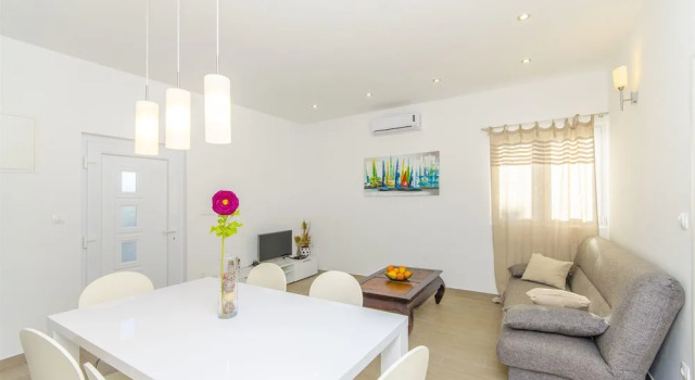 House Franka, Забронировать Отель Винишче Trogir Riviera, рядом с Пляж Купиница