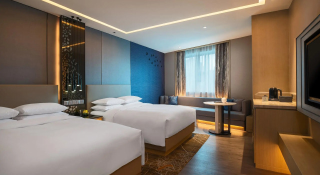 Четырёхместный номер Standard Renaissance Shenzhen Luohu Hotel
