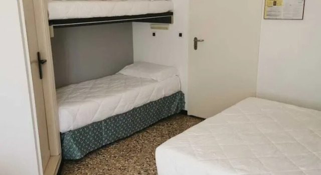 Четырёхместный номер Standard с балконом Hotel Valdor
