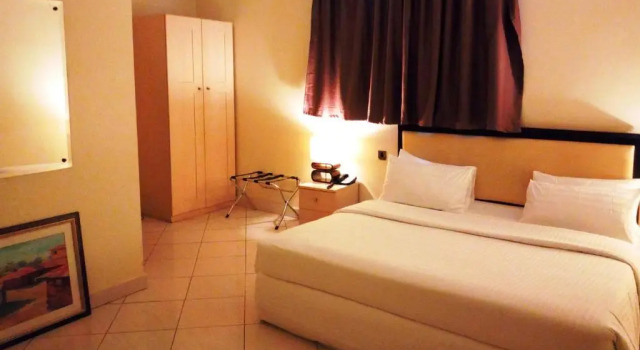 Апартаменты Golden Royale Hotel