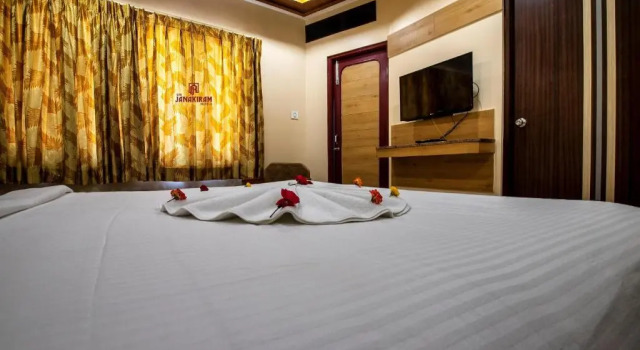Двухместный номер Deluxe с балконом Sri Janakiram Hotels