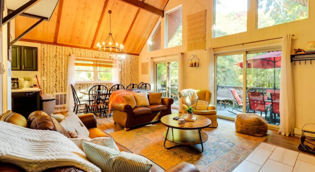 Коттедж с 5 комнатами с балконом 3 Mi to Slopes! Poconos Chalet w/ Hot Tub & Sauna
