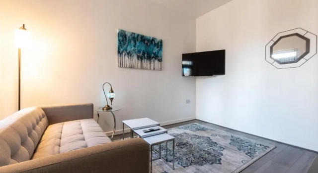 Tanzanite - 5 Bedroom House / Sleeps 10, Varaa Hotelli Coventry West Midlands