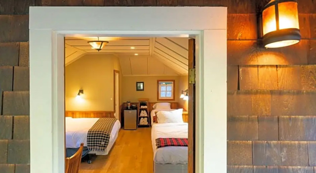 Семейный коттедж Johnston Canyon Lodge & Bungalows