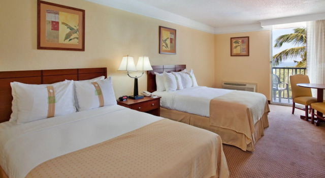 Четырёхместный номер Standard с видом на бассейн Holiday Inn Ponce & El Tropical Casino by IHG