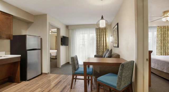 Четырёхместный номер Standard с видом на город Homewood Suites by Hilton Kansas City Airport