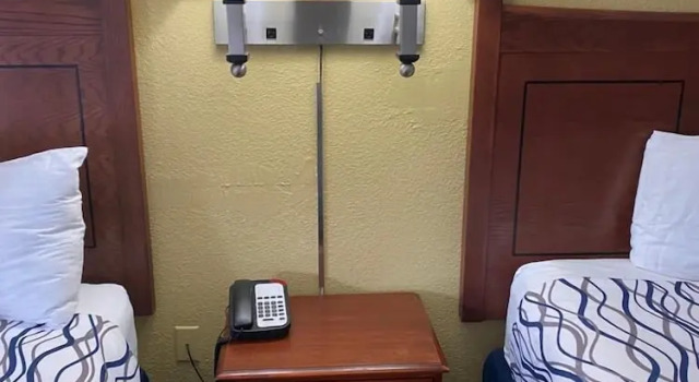 Четырёхместный номер Standard West Bank Inn