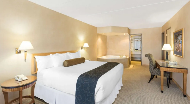 Двухместный люкс Presidential c 1 комнатой Ramada Plaza by Wyndham Prince George