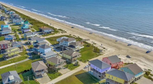 Коттедж Steps to Shore! just Beachy Home w/ Deck + Views