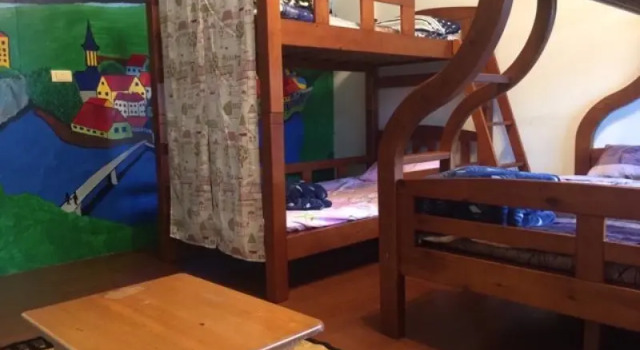 Кровать в общем номере Dan Dan House