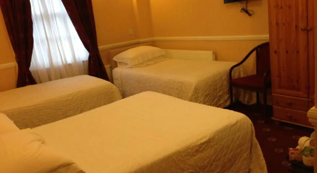 Четырёхместный номер Standard Balmoral House Hotel
