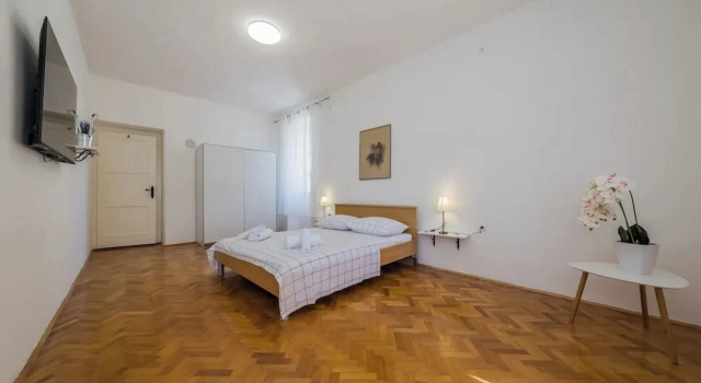 A 2 - Spacious apt on Seafront With the sea View
