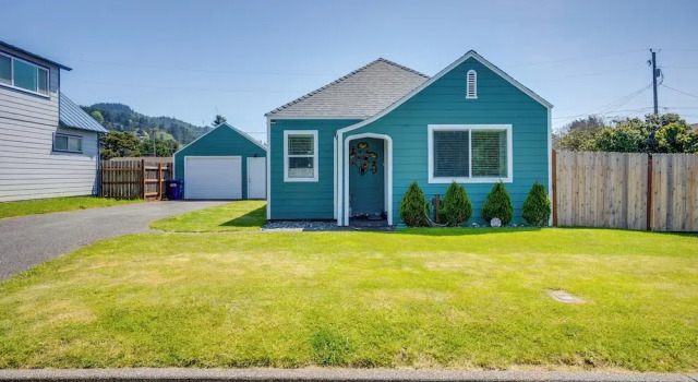 Walk to Gold Beach: Charming Cottage w/ Yard!, Book Feriehus Villaer i Oregon Coast, Villa