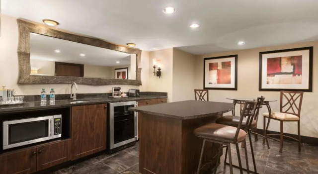 Двухместный люкс c 1 комнатой DoubleTree by Hilton Wichita Airport