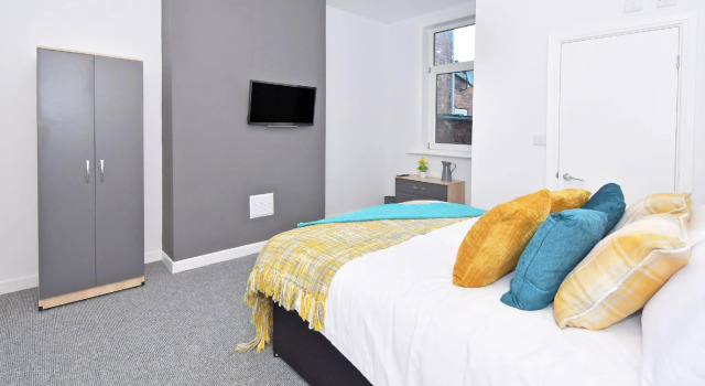 Townhouse @ 272 Walthall Street Crewe, Book Pension Crewe 