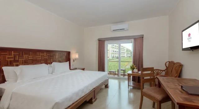Номер Standard с балконом Sokha Palace Siem Reap Hotel