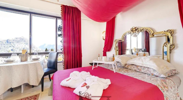 ROMANTIC LOFT with Outside Swimming Pool, 400m from Lugano Station, Забронировать Отель Отели Лугано с парковкой, Парковка