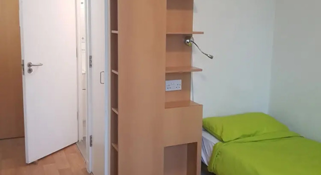 Кровать в общем номере (мужской номер) Friendship House