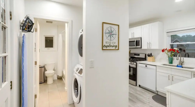Коттедж South Haven Oasis - Private Hot Tub, Pool & Grill!