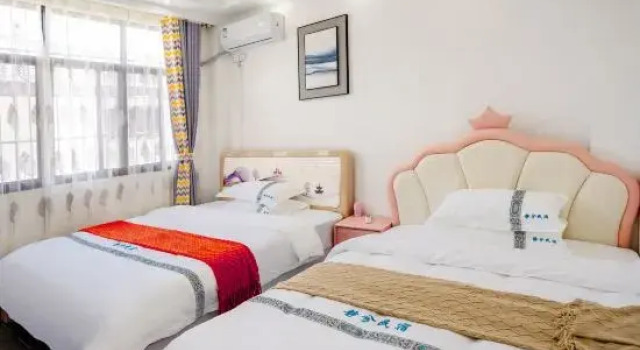 Люкс с 3 комнатами с балконом Xingyi Jingxi Homestay (Maling River Canyon Scenic Area)