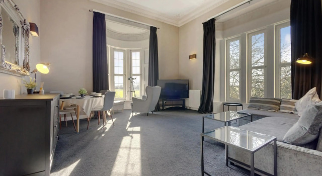 Beautiful 2 to 3 bed apartment with stunning views!, Забронировать Апартаменты/квартира Отели Эр с парковкой, рядом с Rozelle Park, Парковка