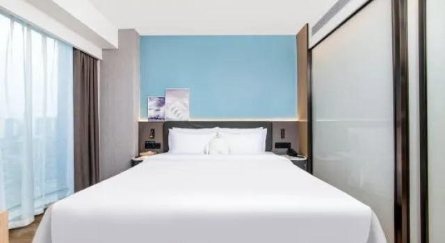 Люкс Country lnn & Suites by Radisson，Wuhan High-Speed Rail Station Hotel