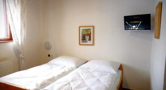 Chata Ještědka, Book Hotel Hoteller i Svetla pod Jestedem med parkering, Parkering
