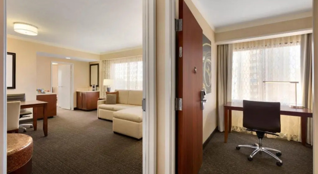 Люкс с 2 спальнями Отель Embassy Suites by Hilton Austin Downtown South Congress
