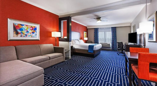 Люкс с видом на бассейн Holiday Inn Express & Suites Houston East by IHG