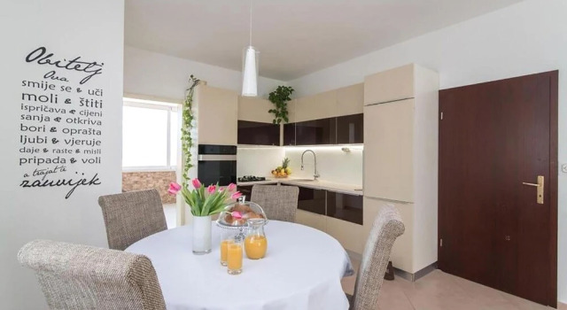Awesome Apartment in Sutivan With Wifi and 3 Bedrooms, Забронировать Апартаменты/квартира Отели Сутиван с парковкой, Парковка