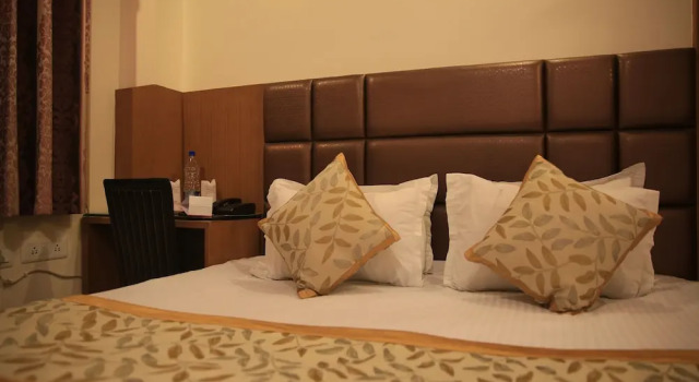 OYO 4300 Hotel The Royal Placid, Забронировать Отель Отели Джамму и Кашмира с парковкой, Парковка