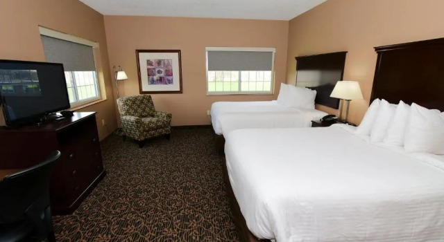 Четырёхместный люкс Standard Cobblestone Inn & Suites - Denison | Majestic Hills