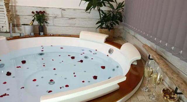Апартаменты Le Maréchal Duplex - Appartement Cosy avec Baignoire spa Balnéo - CAEN hyper Centre