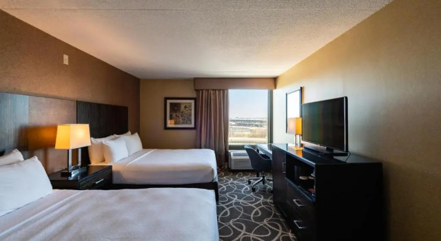 Четырёхместный номер Standard Crowne Plaza Newark Airport by IHG