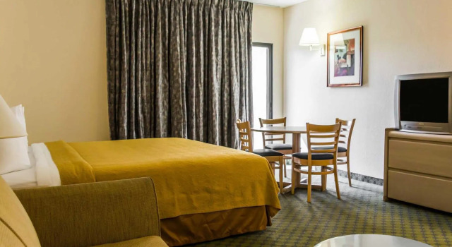 Номер Standard Quality Inn and Suites Golf Resort