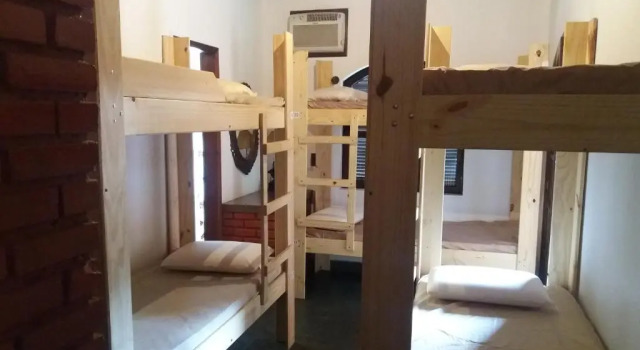 Кровать в общем номере Ilha Grande Hostel