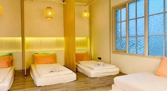 The Local Khaosan Bangkok Hotel, Забронировать Отель Отели Бангкока с парковкой, рядом с Храм Ват Ратчанатдарам Воравихан, Парковка