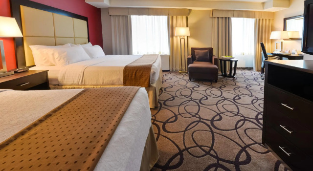 Четырёхместный номер Standard Holiday Inn Montreal Centre Ville Downtown by IHG