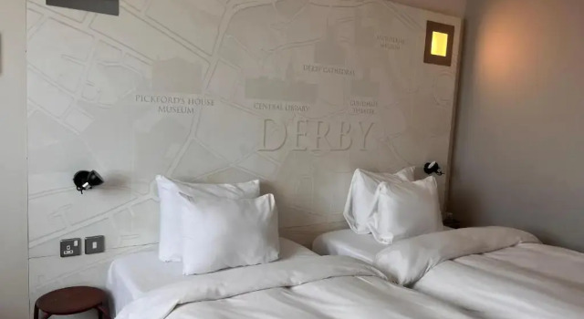 Standart çift kişilik oda Ramada Encore Derby